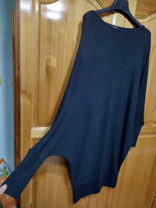 Рокля Елегантна и Оригинална ! Раздвижен Модел в черно !