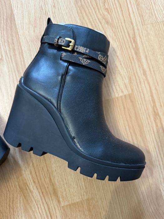 Încălțăminte Guess cu defect, 70 lei