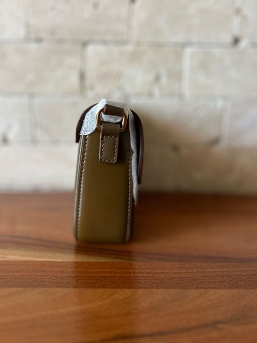 Чисто нова в два различни цвята