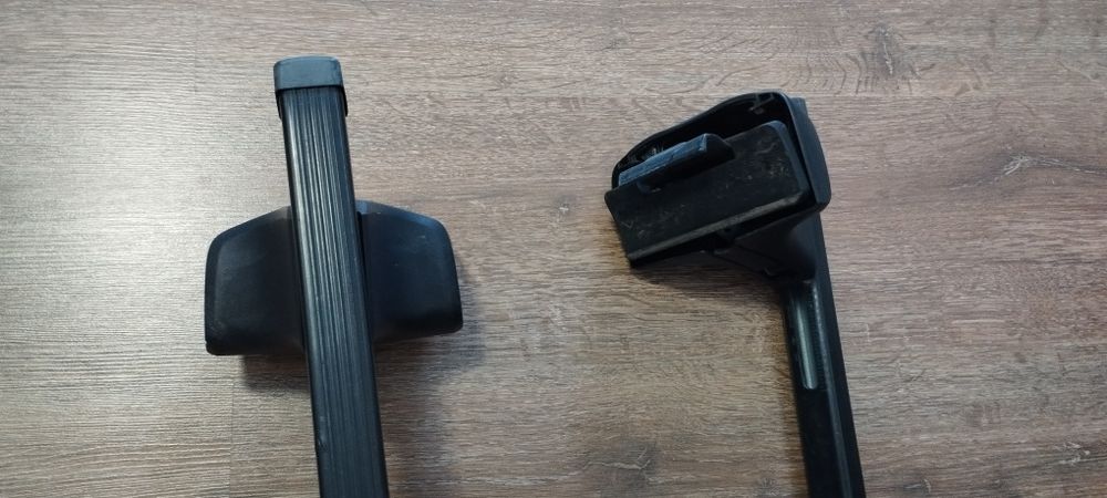 Vând bare portbagaj auto marca THULE.