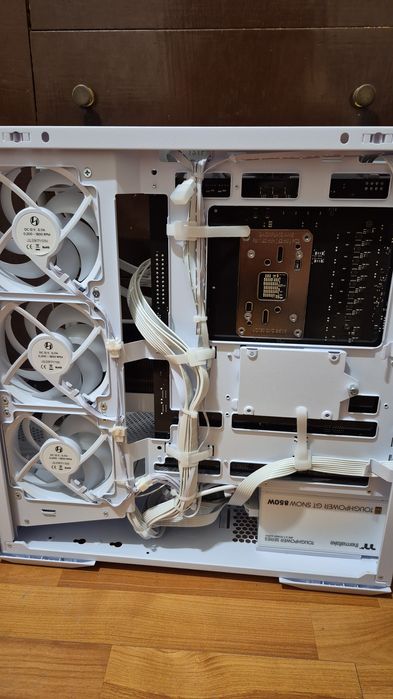 PC Gaming High-End White – Ryzen 7 9800X3D + RTX 5070 Ti 32GB DDR5 1TB