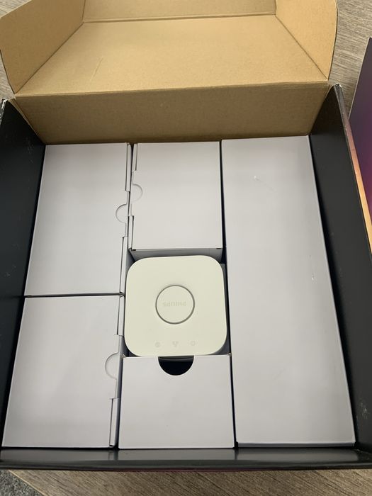 Acest Philips Hue Play Gradient Starter Kit este conceput special pentru monitoare de PC cu dimensiuni cuprinse între 24 și 27 de inci.