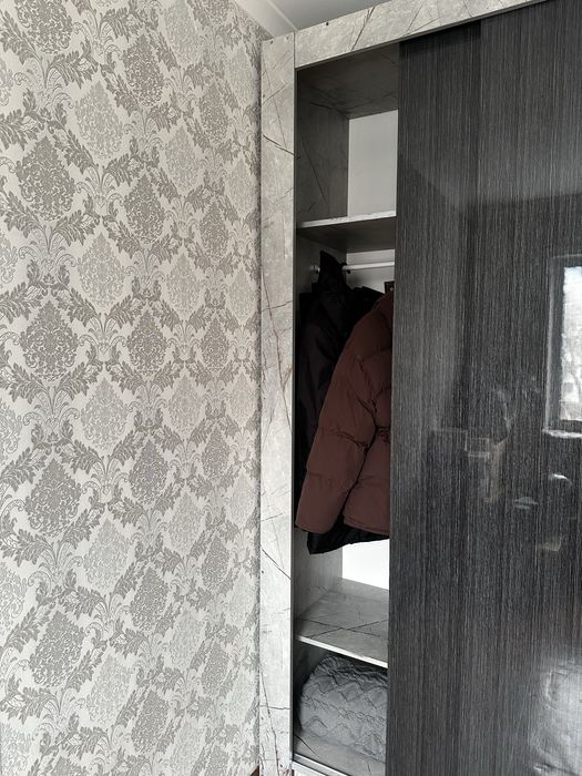 Продам шкаф с дополнительно открытыми полками