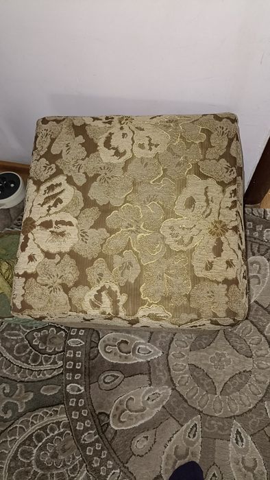 Срочно продам 2 пуфика.