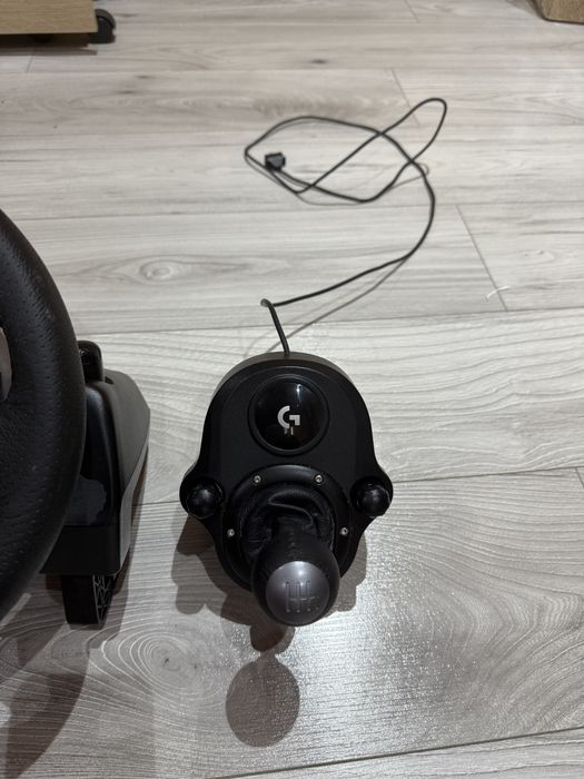 Vând volan Logitech G29 + Logitech Shifter.