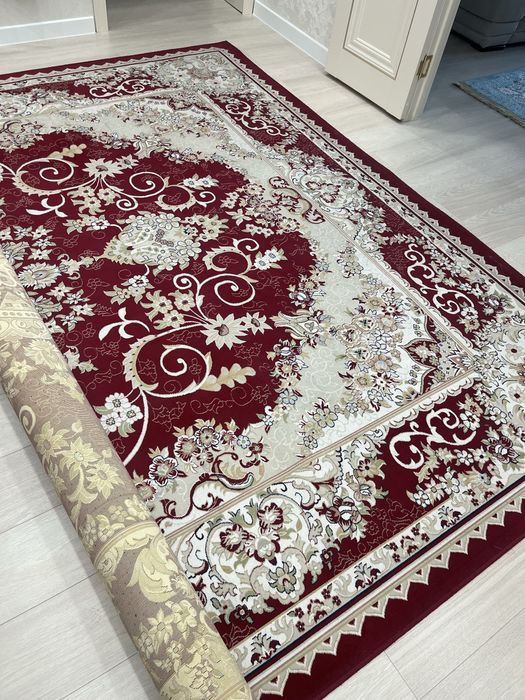 Красный ковер средний