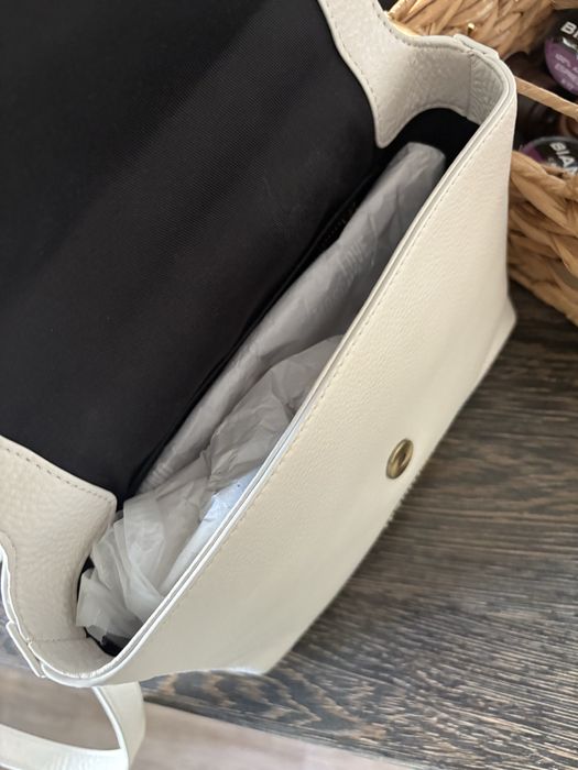 Love Moschino ест кожа