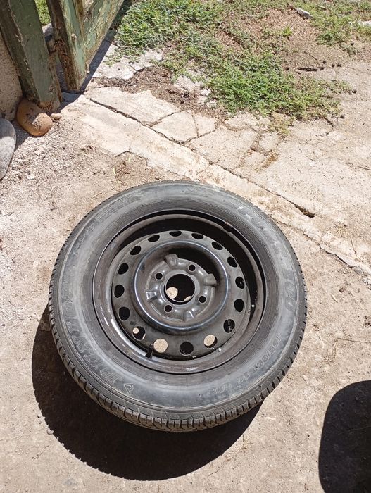 Продавам пет джанти с три зимни гуми 14 цола за Нисан Примера 2.