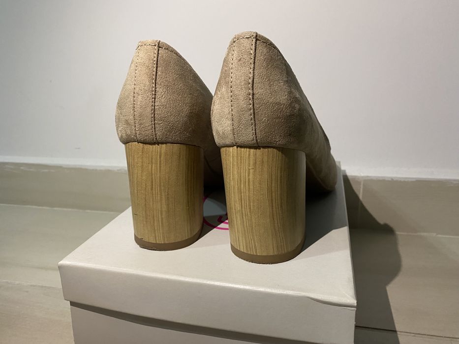 Vând pantofi bej cu toc