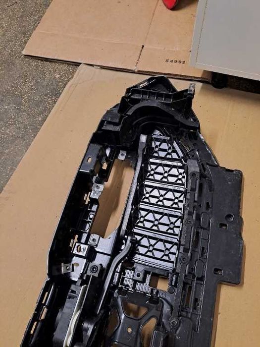 Grila activa Bmw seria 5 G60 G61 , o ureche de prindere rupta