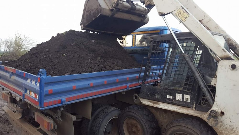 Transport pamant negru de padure