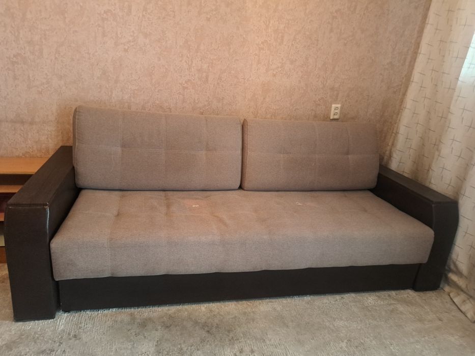 Продам каркасный диван с пружинами