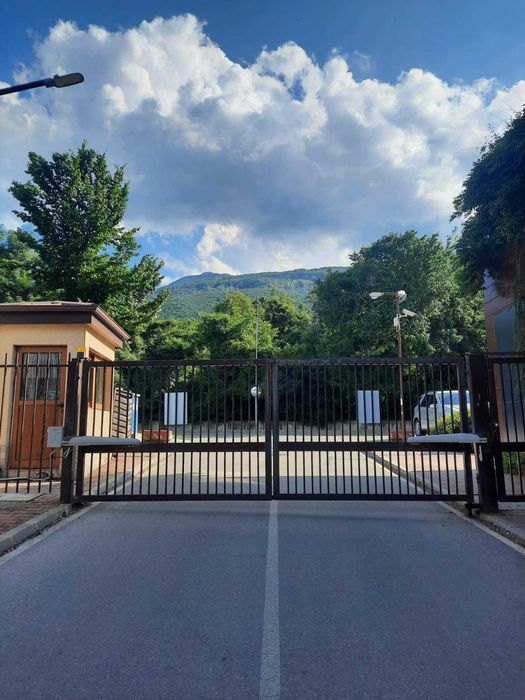 Продавам закрито паркомясто и склад в Бояна