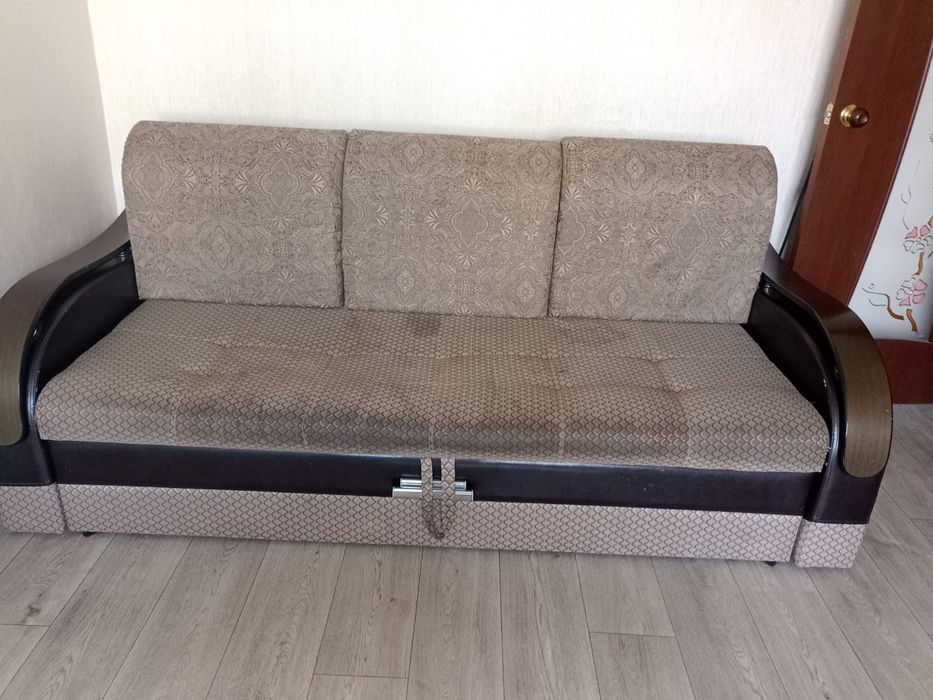 Продам диван раздвижной с полками самовывоз