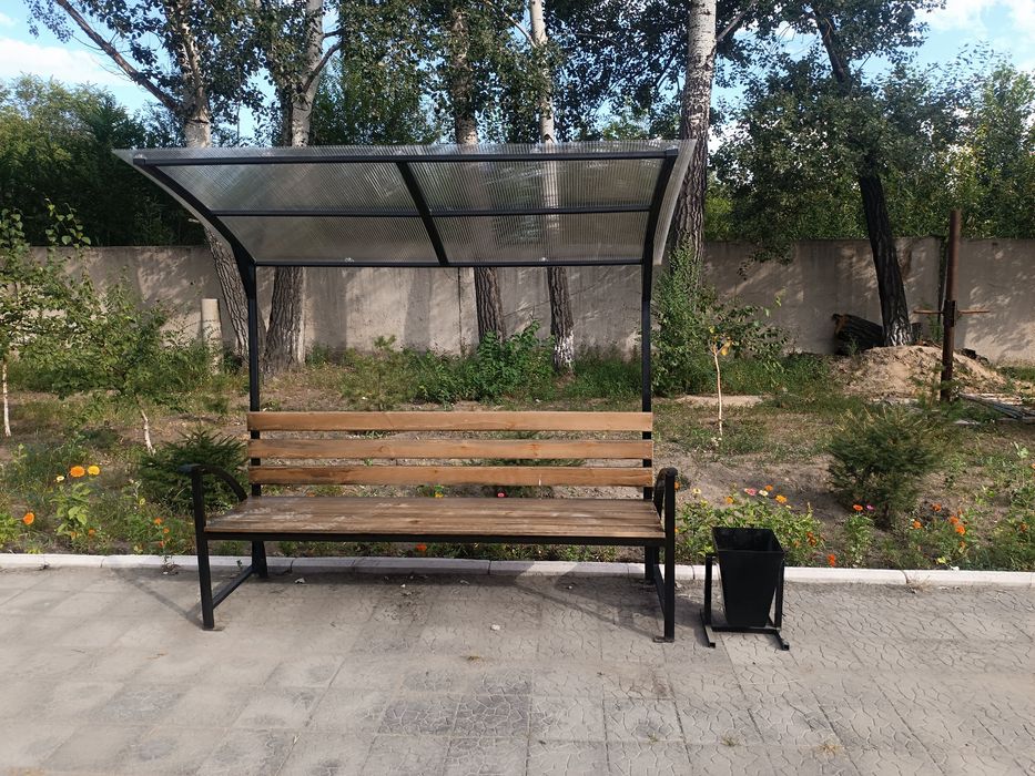 Скамейка с навесом