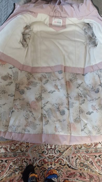 Продам зимнюю куртку на девочку 8-9 лет