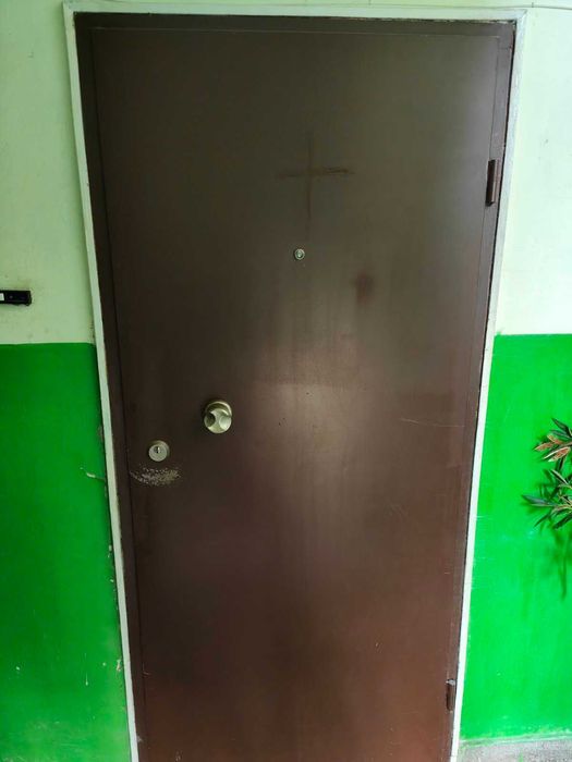 Метална врата с каса и секеретен ключ