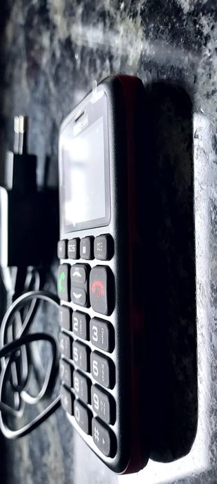 Telefon nou cu încărcător