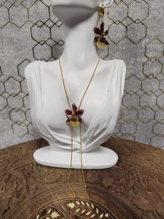 Колие с естествен цвят на мини орхидея.