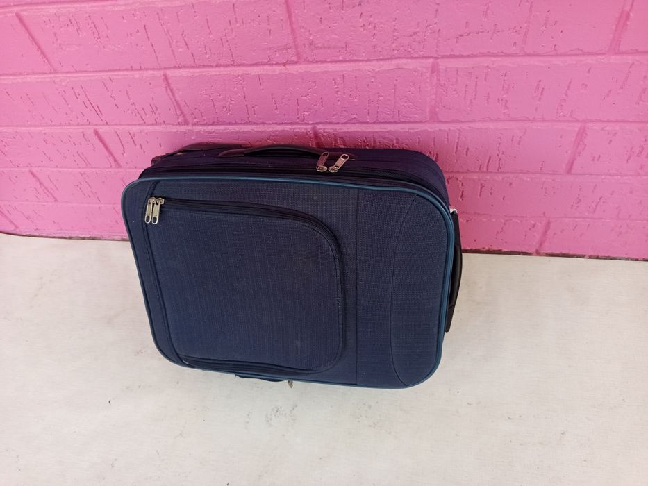 Продам . ЧЕМОДАН .