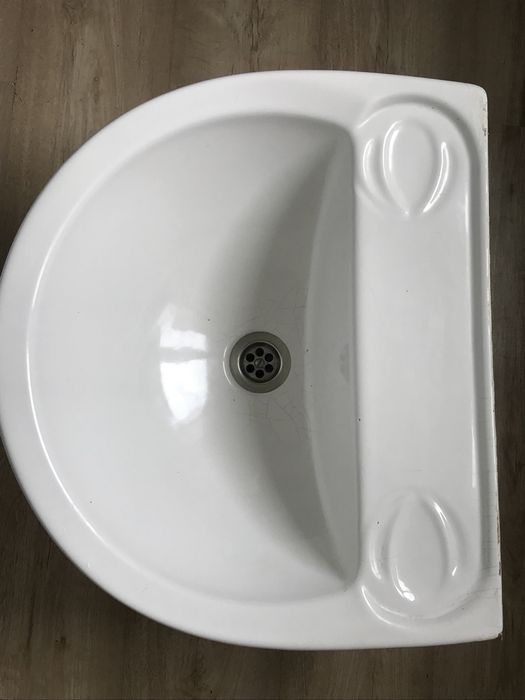 Раковина керамическая белая  Республики-Богембая