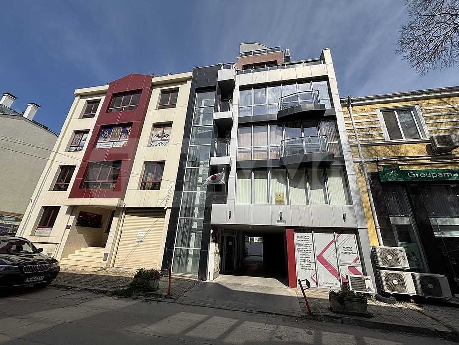 Партерно бизнес помещение в района на ЖП Гара