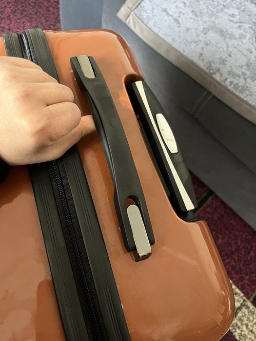 Чемодан среднено размера