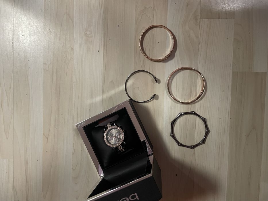 Часовник bebe и гривни