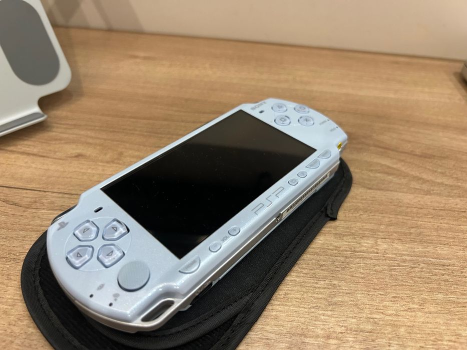 Sony PlayStation Portable PSP 2000 Modat + Jocuri