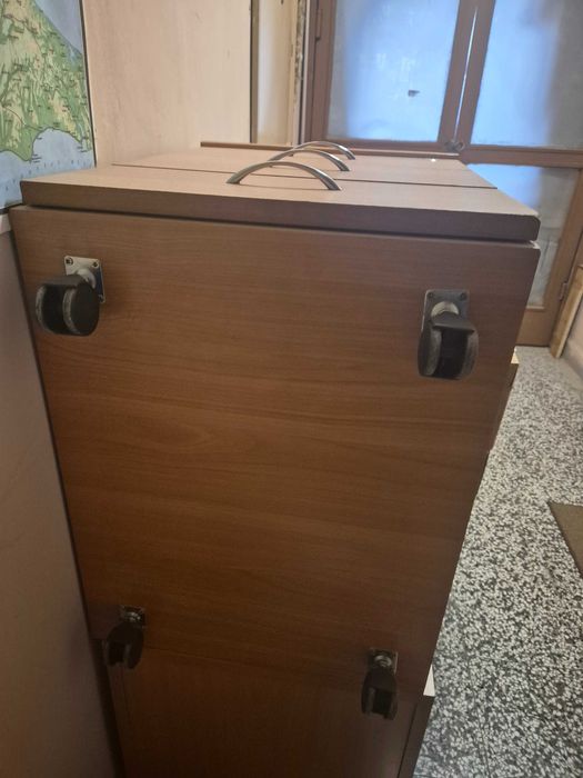Шкафче с колела за бюро