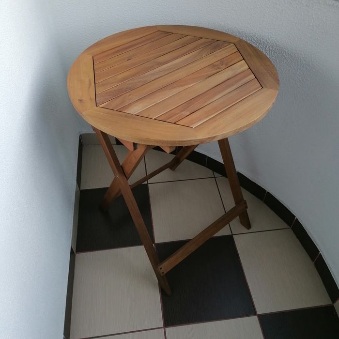 Vând măsuță lemn, pliabilă. Pentru terasă, balcon, etc...