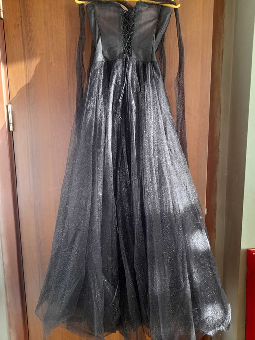 Черна Бална рокля.