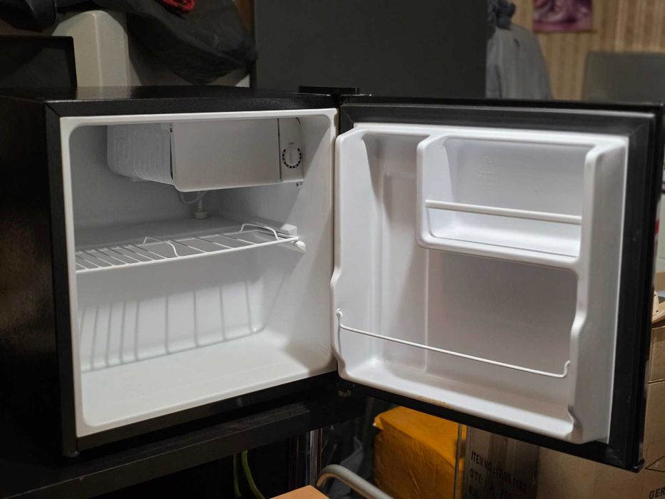 Мини хладилник / мини бар StarLight – черен, като нов, без забележки