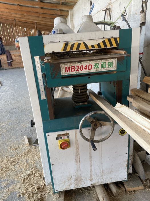 Ikki tomonlama yogochga ishlov beradi