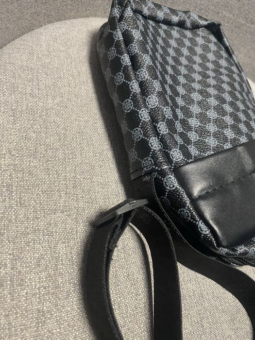 Нова чанта за момче или мъж от кожа е первектна за път или работа