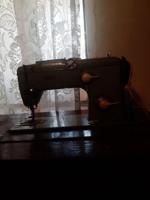 Vand mașinii  de cusut singer si praf pret negociabil in stare de functionare