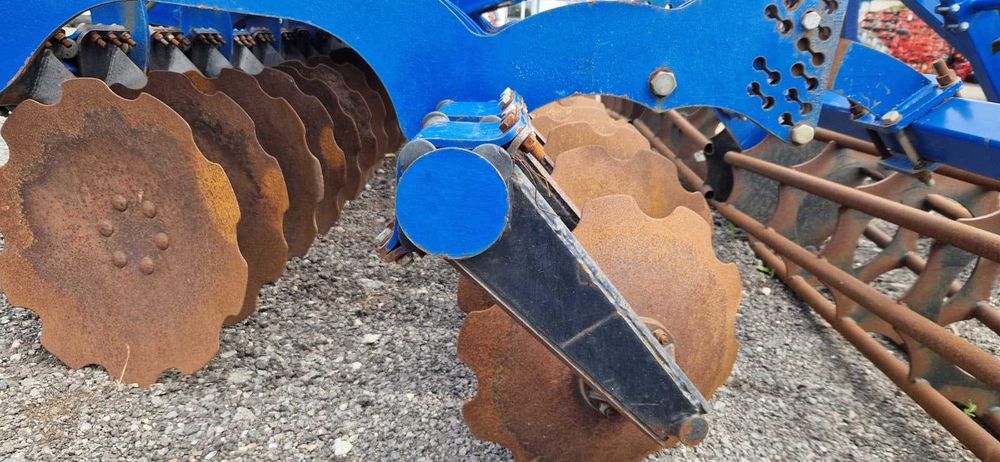 Disc agricol polonez 5 metri semitractat, rabatabil hidraulic, cu tăvălug