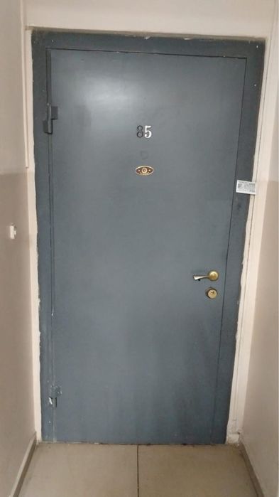 Дверь металлическая в хорошем состоянии