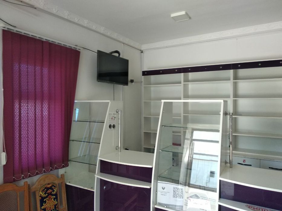 Мебель витрин сотилади аптека ва дукон учун мулжплланган