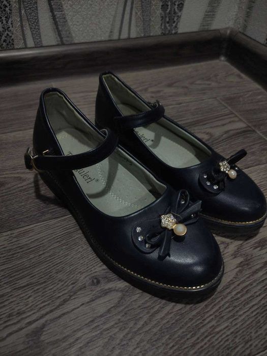 Продам туфельки для девочки 8-9 лет. Размер 35.