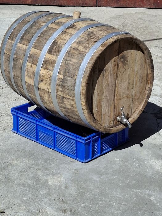 Vand butoi de vin sau tuica din salcam