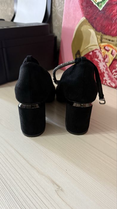 Продам замшевые туфли