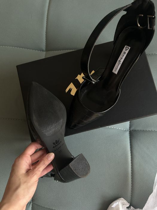 Женские черные туфли