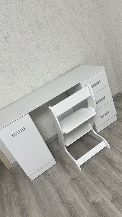 Продаю стол письменный и стул