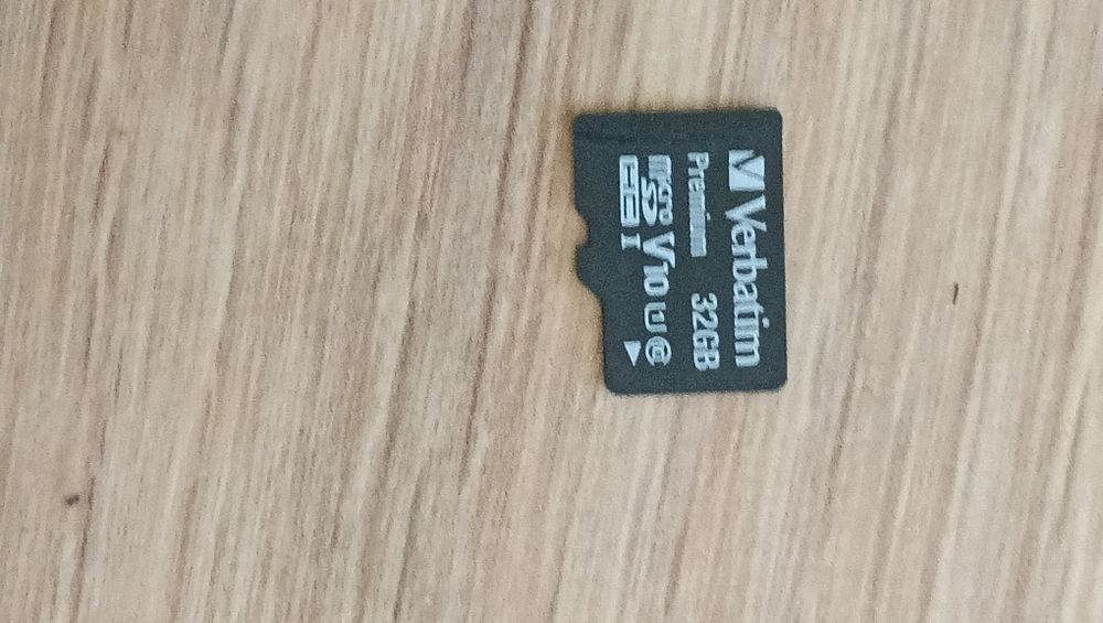 Продавам Nintendo switch със калъф и  черен захват за контролерите. Също така включва карта Micro Sd за повече място, 32GB повече място за игри.