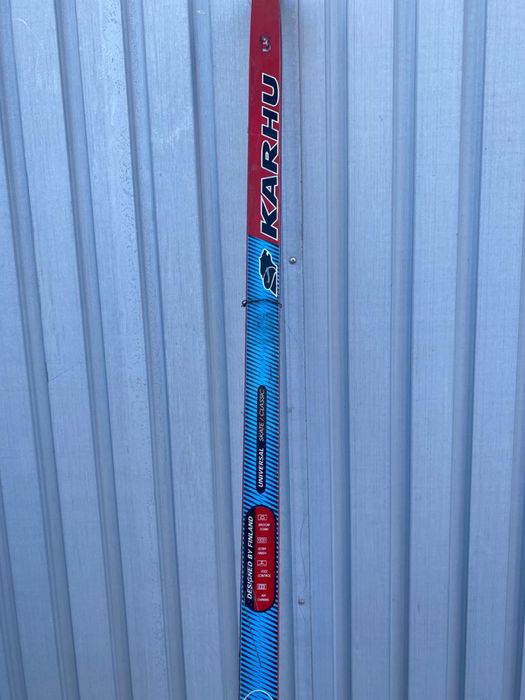 Продам лыжи ботинками и палками.