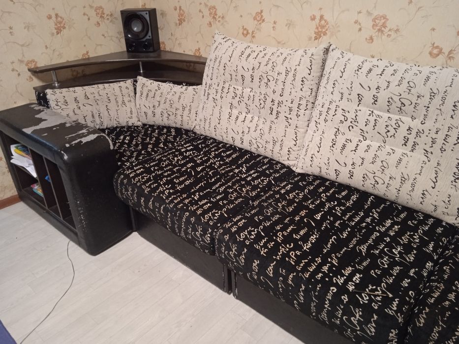 Продаётся диван угловой. Или диван и 2 кресла.