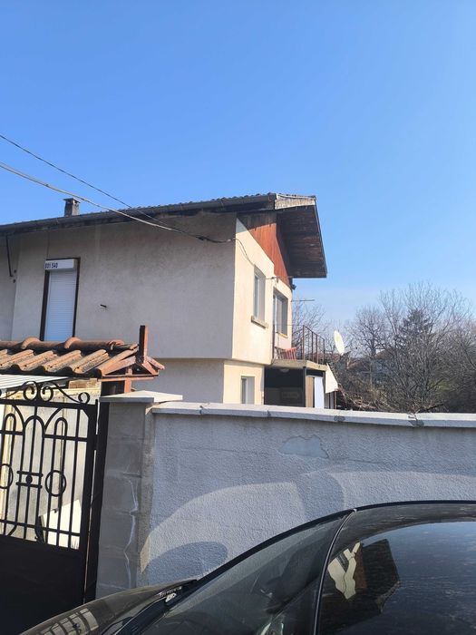 Инвестиция! 1/2 идеална част от къща + постройка в Бохот