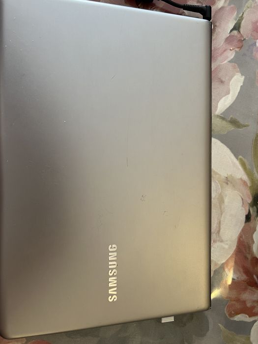 Лаптоп Samsung np530u3b
