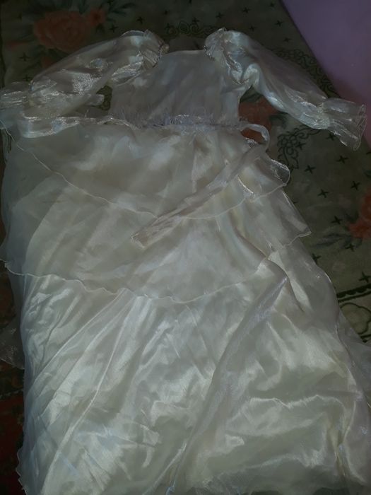 Oqshom libosi qaymoq rang